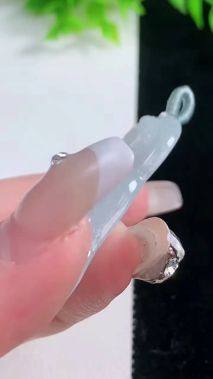 天然A货翡翠观音菩萨吊坠，尺寸50-33-5，重量:16.08g
1月19日