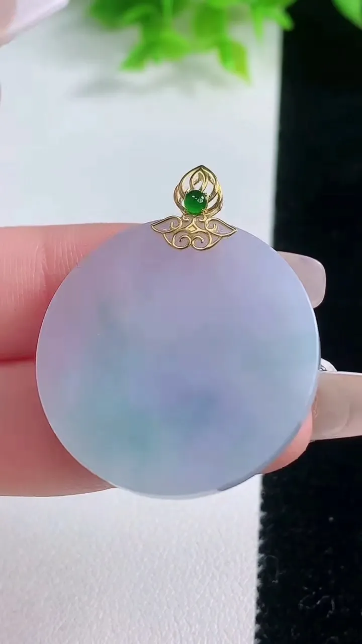 天然A货翡翠18K金春带彩紫罗兰无事牌吊坠，尺寸30.3-3.6，重量:10.00g
1月19日