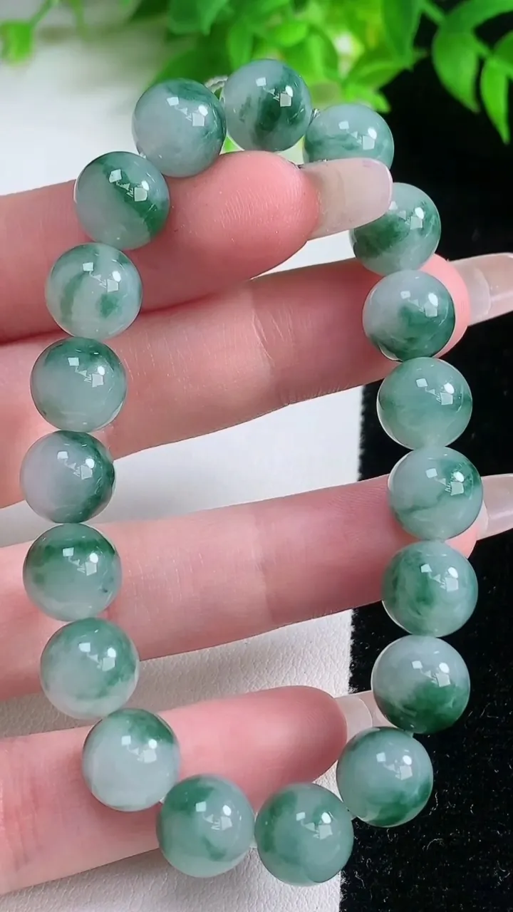 天然A货翡翠种飘花圆珠手串，尺寸10-19颗，重量:32.41g1月19日
工厂直销收藏佳品,种好水足，色泽均匀，有种有色，上手高大气！