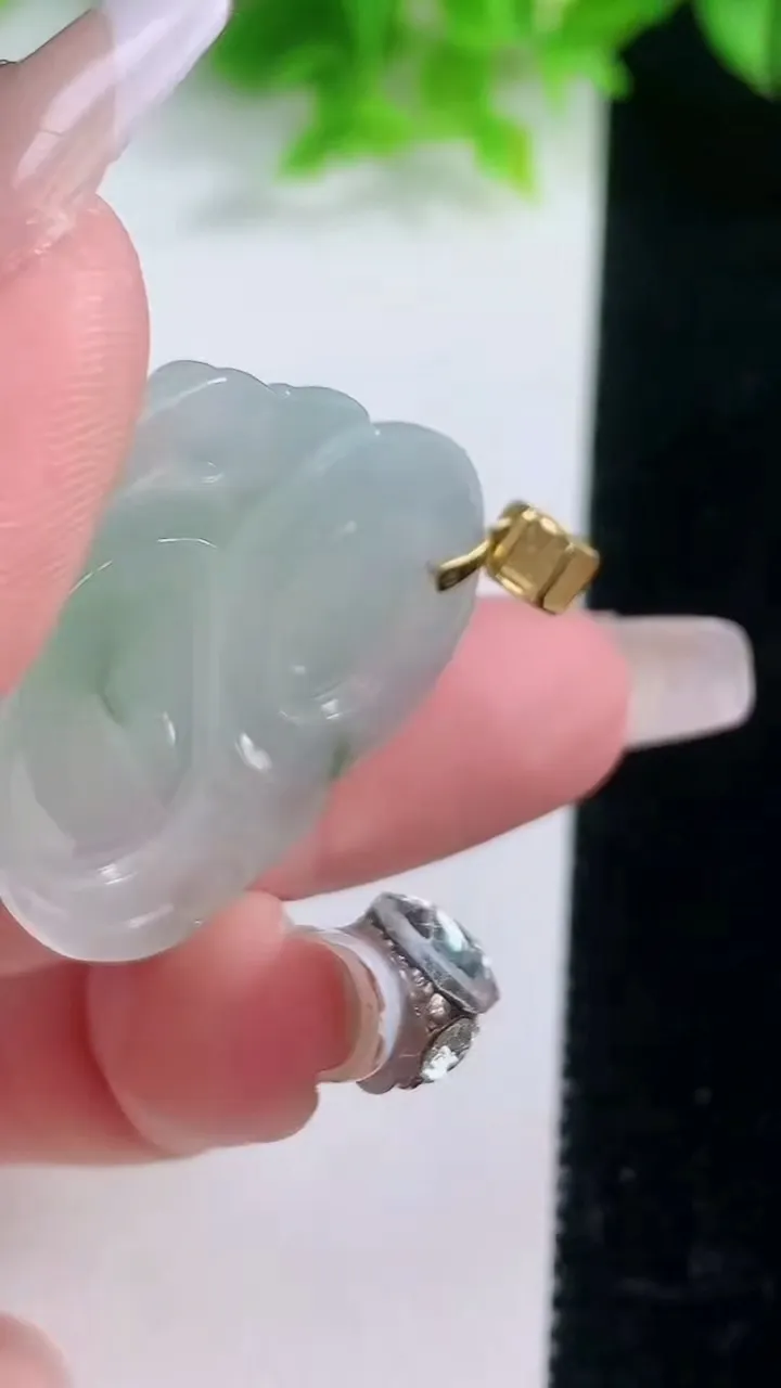 天然A货翡翠种飘花佛公吊坠，尺寸30.6-34.6-6，重量:9.89g
1月19日