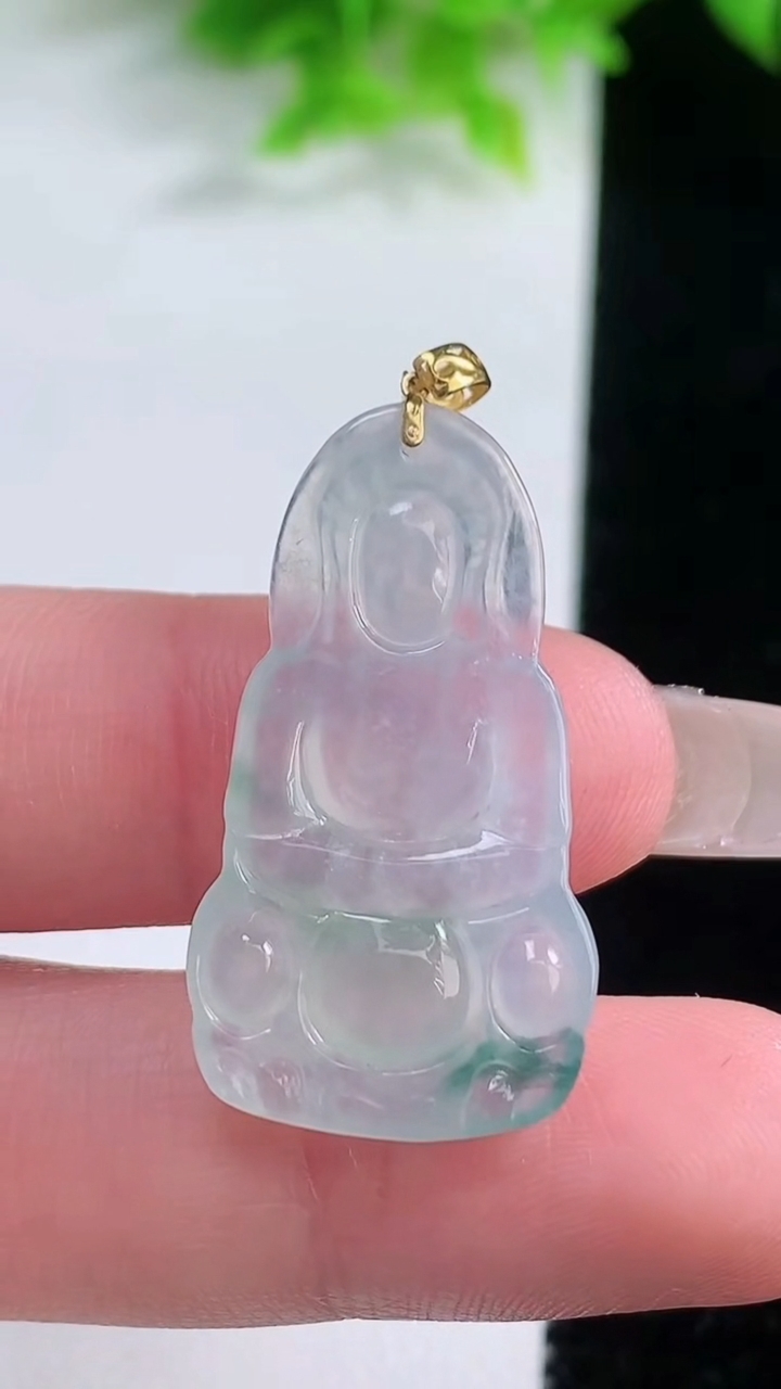 天然A货翡翠种飘花观音菩萨吊坠，尺寸31.4-17.4-3.7，重量:3.88g
1月19日