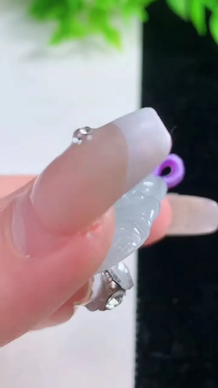 天然A货翡翠冰种飘花佛公吊坠，尺寸33.2-35.7-5，重量:9.88g
1月19日