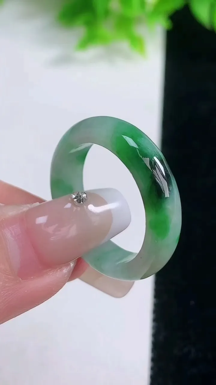 天然A货翡翠指环戒指，尺寸20.4-5.4-3.6，重量:4.87g2026年1月19日
工厂直销收