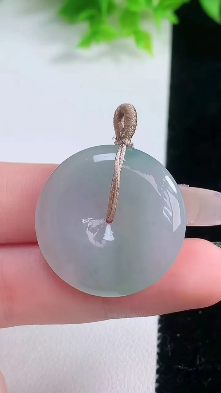 天然A货翡翠平安扣吊坠，尺寸37.8-5.3，重量:9.08g
1月19日