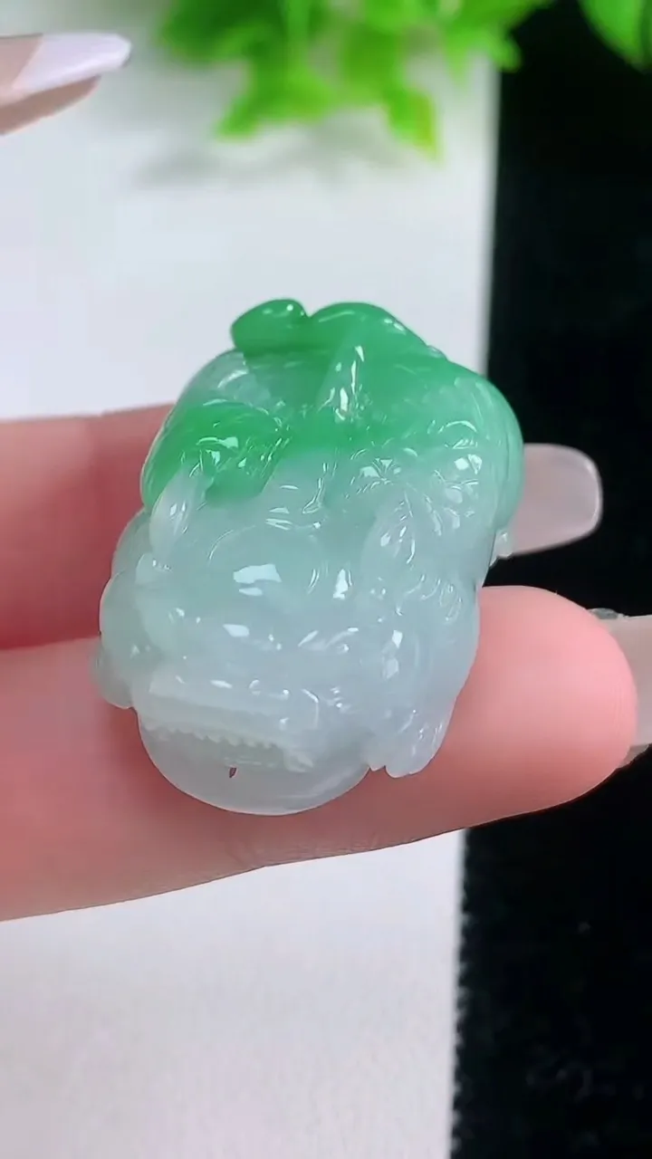 天然A货翡翠貔貅吊坠，尺寸31-21.3-12.2，重量:17.95g
1月19日