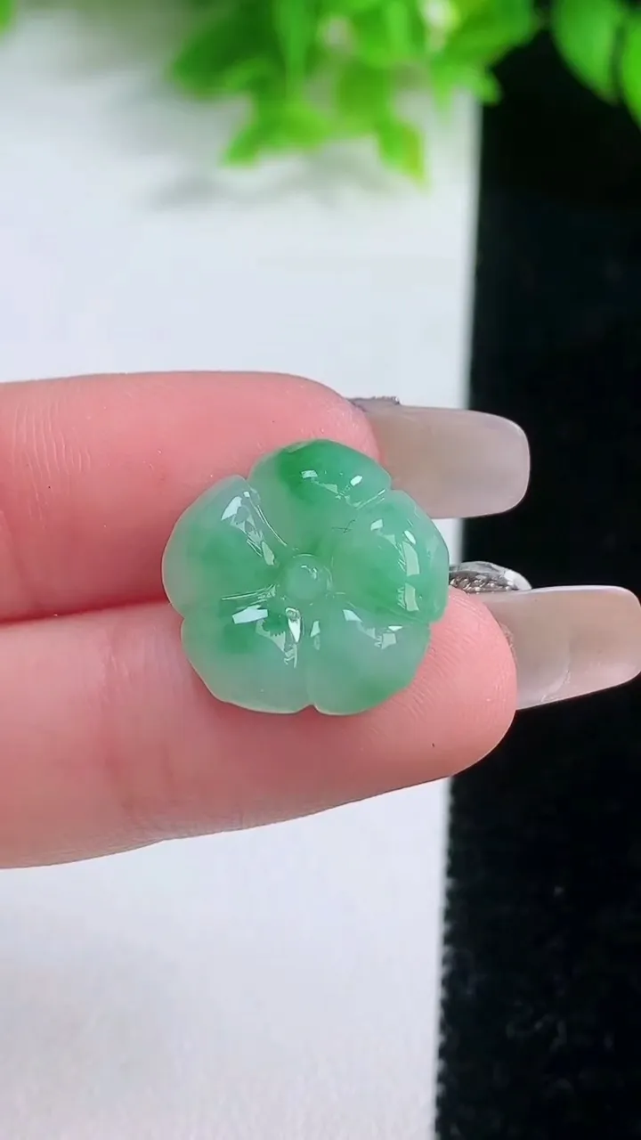 天然A货翡翠花朵吊坠，尺寸16.5-16.7-4，重量:2.24g
1月19日