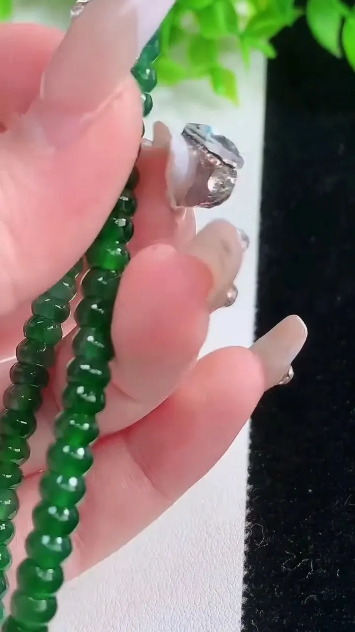 天然A货翡翠算盘珠手串，尺寸5.4-4.3-51颗，重量:11.03g1月19日
工厂直销收藏佳品,种好水足，色泽均匀，有种有色，上手高大气！