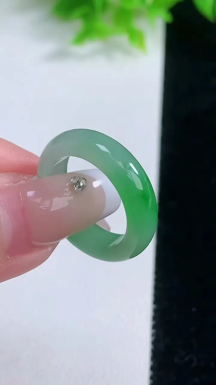 天然A货翡翠指环戒指，尺寸17-5-3，重量:4.35g2026年1月19日
工厂直销收藏佳品,种好水足，色泽均匀，有种有色，上手高大气！