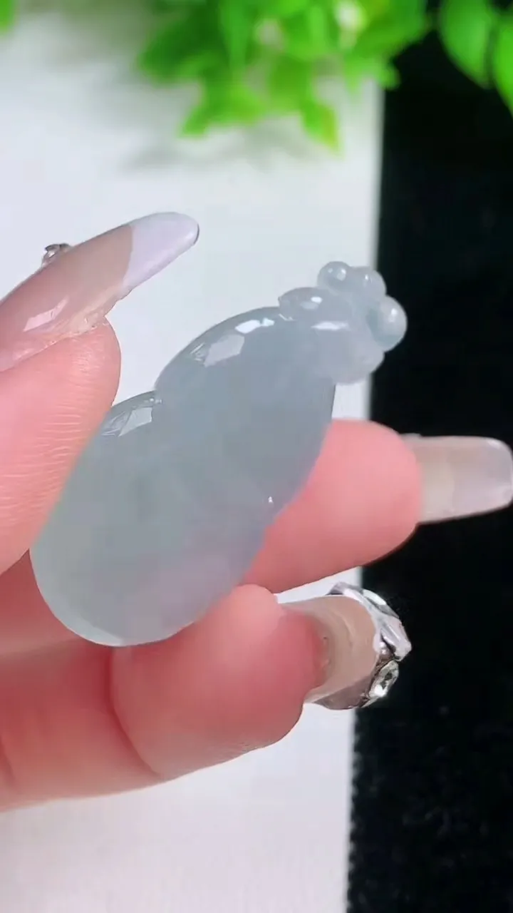 天然A货翡翠冰种飘花葫芦吊坠，尺寸37.5-22.8-6.5，重量:9.66g
1月19日