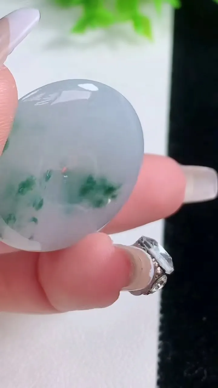 天然A货翡翠飘花平安扣吊坠，尺寸32-5.6，重量:12.05g
1月19日