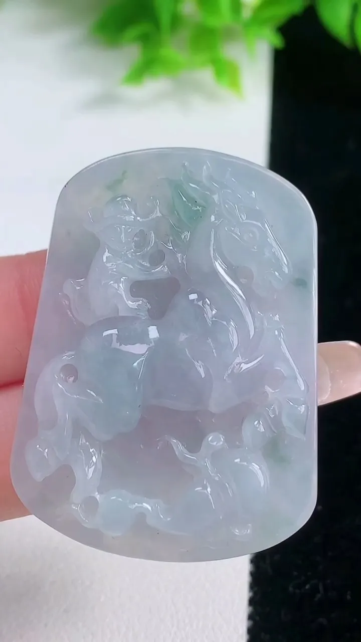 天然A货翡翠冰种飘花生肖马吊坠，尺寸46.3-33-6.4，重量:20.96g
1月19日