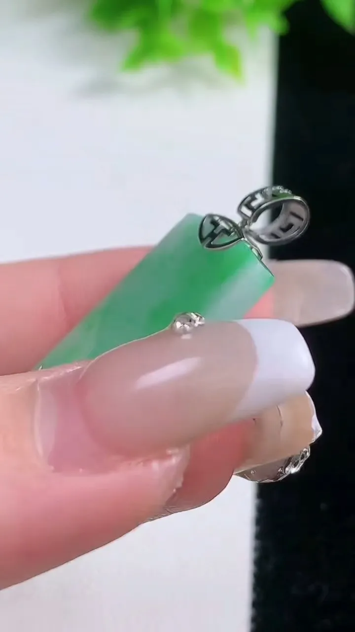 天然A货翡翠无事牌吊坠，尺寸37.6-22.2-2.5，重量:7.34g
1月19日