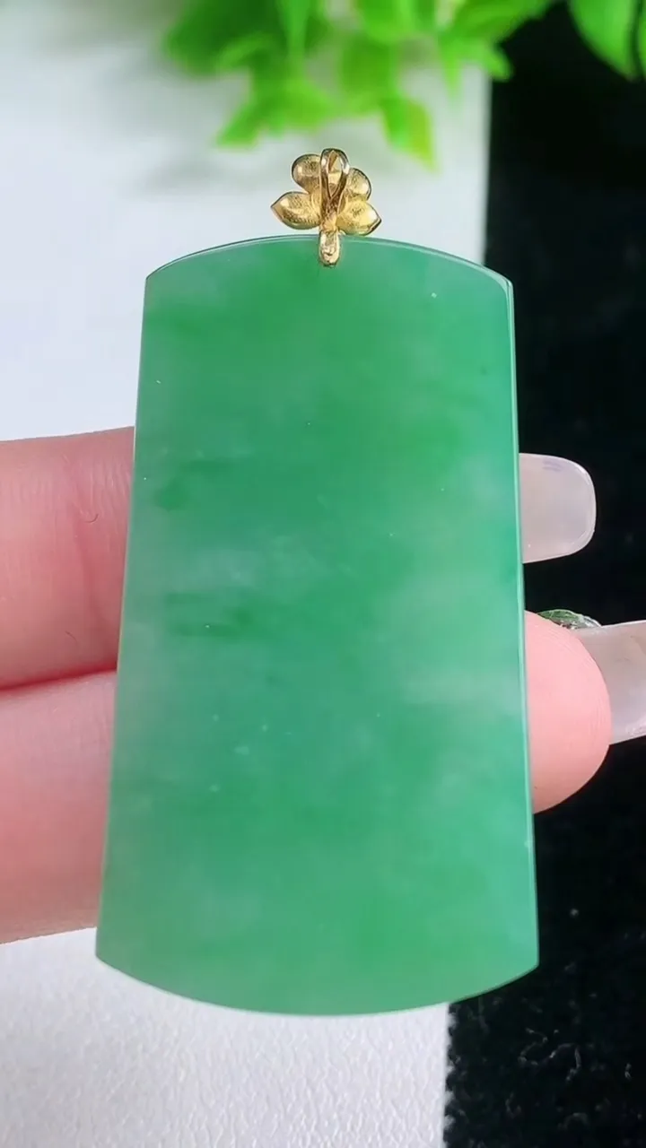 天然A货翡翠无事牌吊坠，尺寸46-24.8-4，重量:14.56g
1月19日