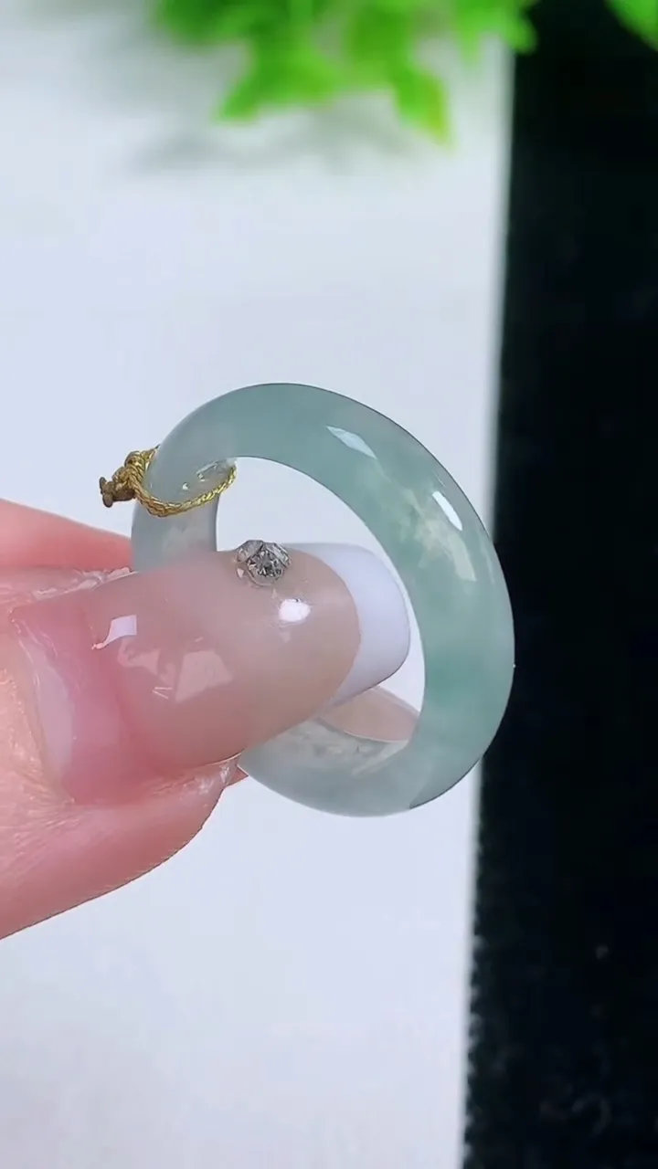 天然A货翡翠指环戒指，尺寸18-5.6-3，重量:2.94g2026年1月19日
工厂直销收藏佳品,种好水足，色泽均匀，有种有色，上手高大气！