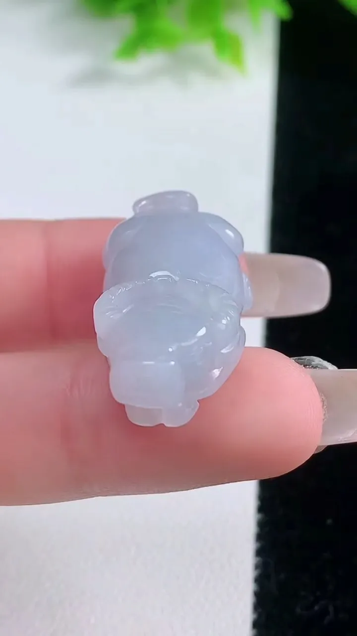 天然A货翡翠紫罗兰生肖牛吊坠，尺寸30.5-15.8-9.2，重量:8.85g
1月19日