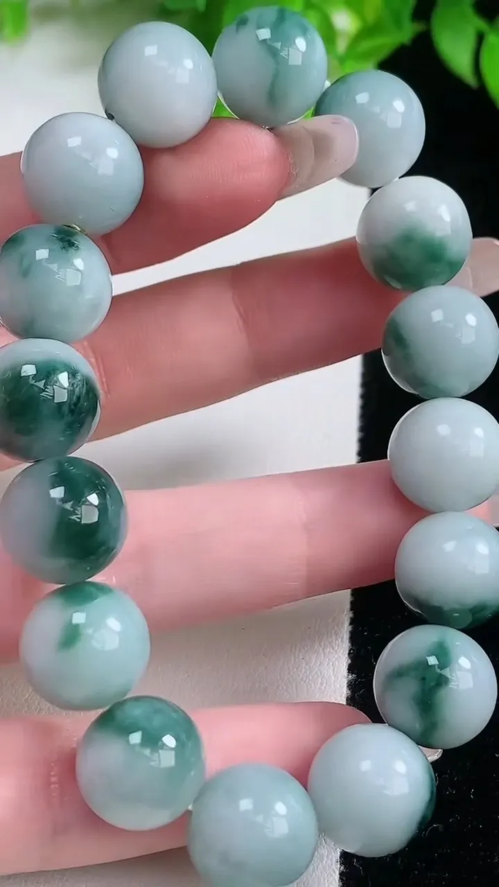 天然A货翡翠飘花圆珠手串，尺寸12.8-16颗，重量:60.22g1月19日
工厂直销收藏佳品,种好水足，色泽均匀，有种有色，上手高大气！