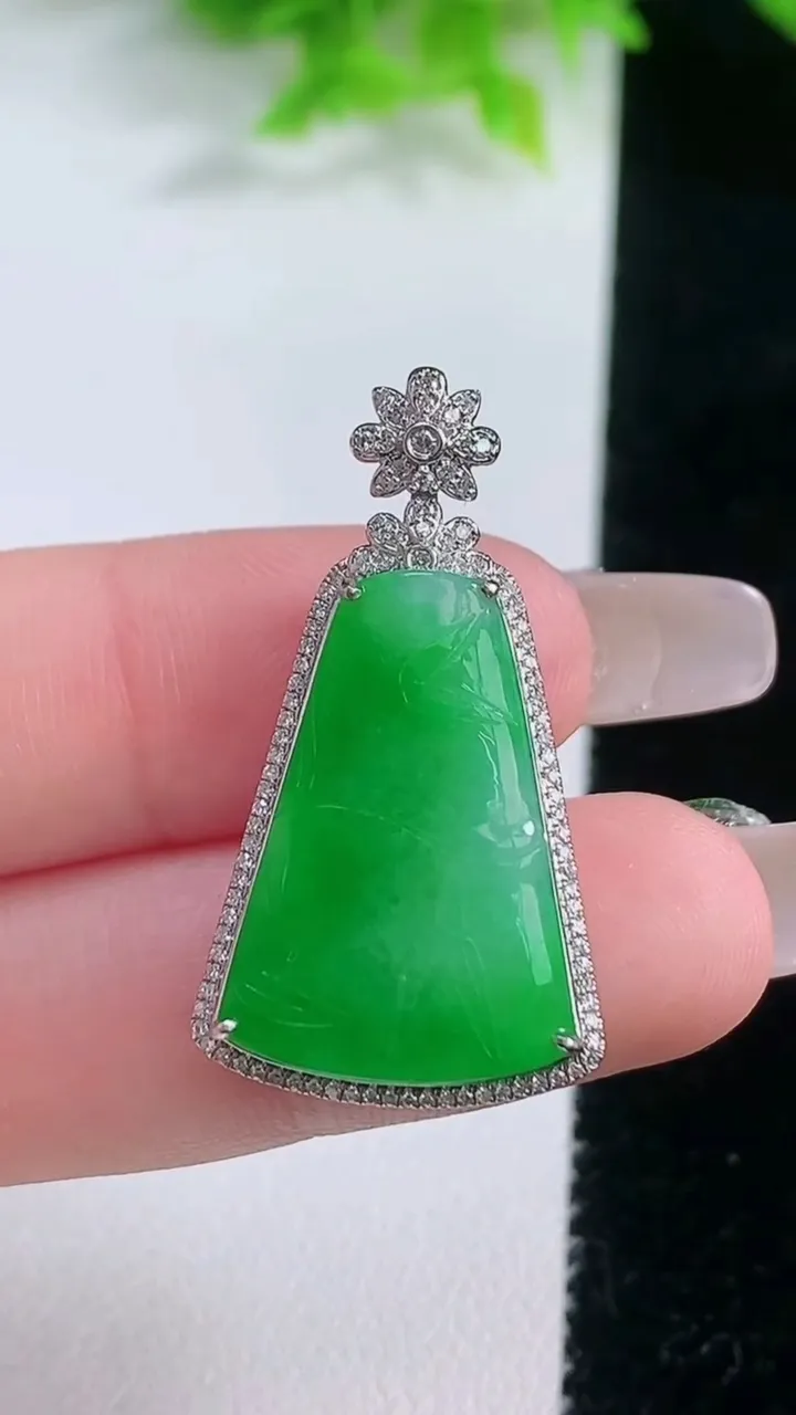 天然A货翡翠节节高升 竹节吊坠，尺寸33.5-18.6-7.5，裸石22.6-16.5重量:5.50