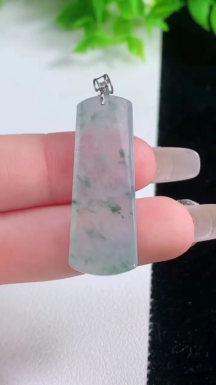 天然A货翡翠种飘花无事牌吊坠，尺寸36-12.4-4，重量:4.76g
1月19日