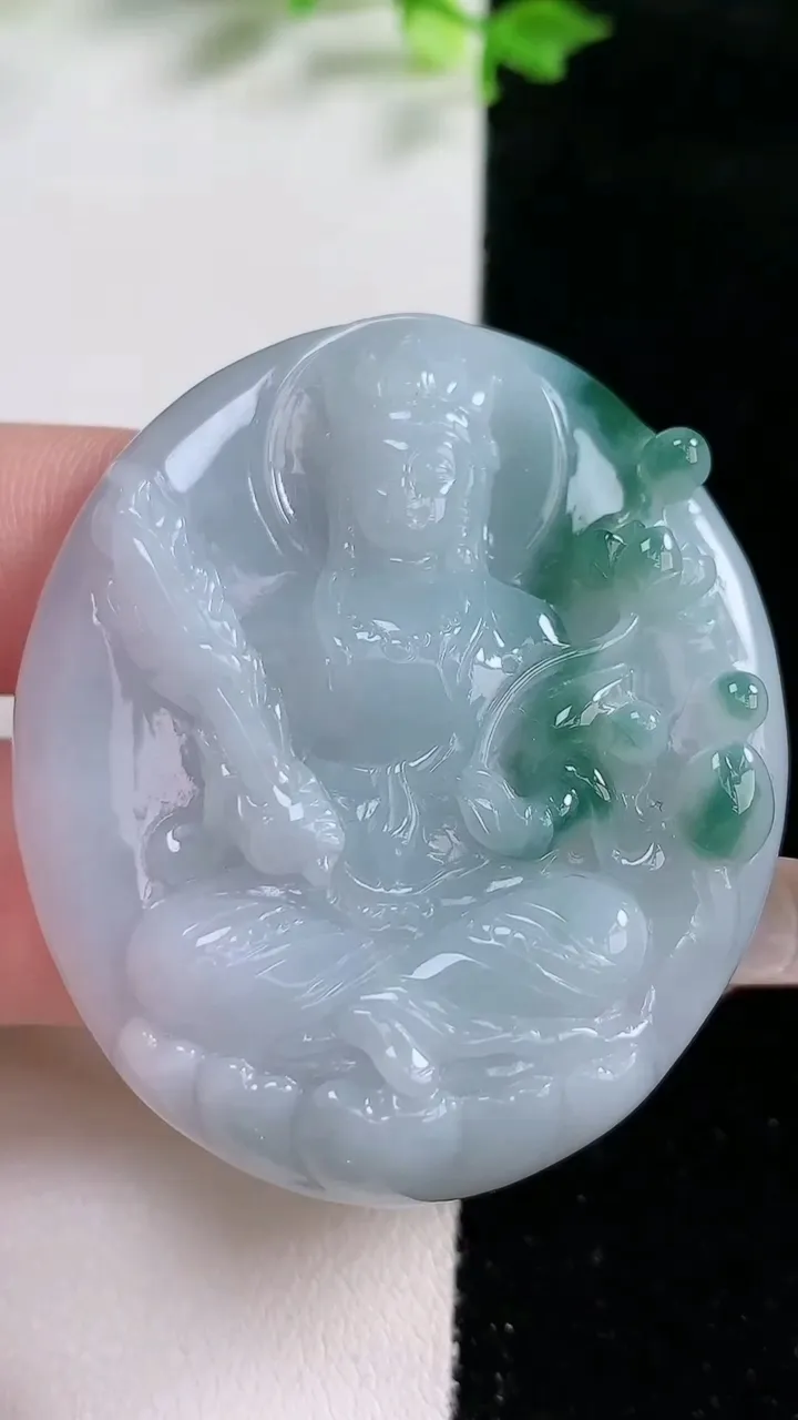 天然A货翡翠飘花虚空藏观音菩萨吊坠，尺寸49.6-42.3-9，重:35.41g
1月20日