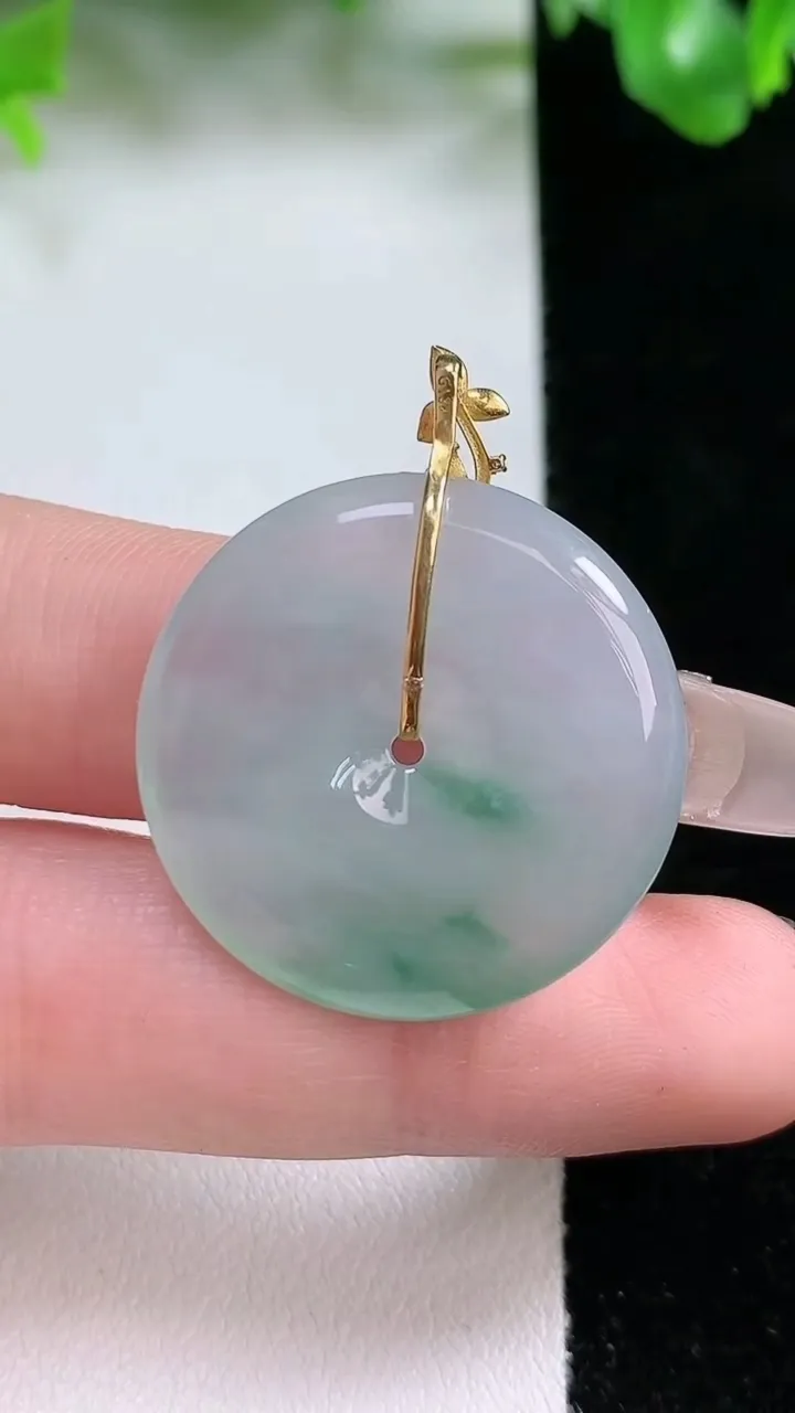 天然A货翡翠18K金飘花平安扣吊坠，尺寸27.2-4.8，重量:8.02g
1月21日