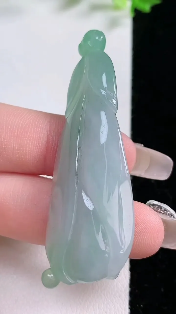 天然A货翡翠年年有余 莲蓬吊坠，尺寸60-20-11，重:15.58g
1月20日