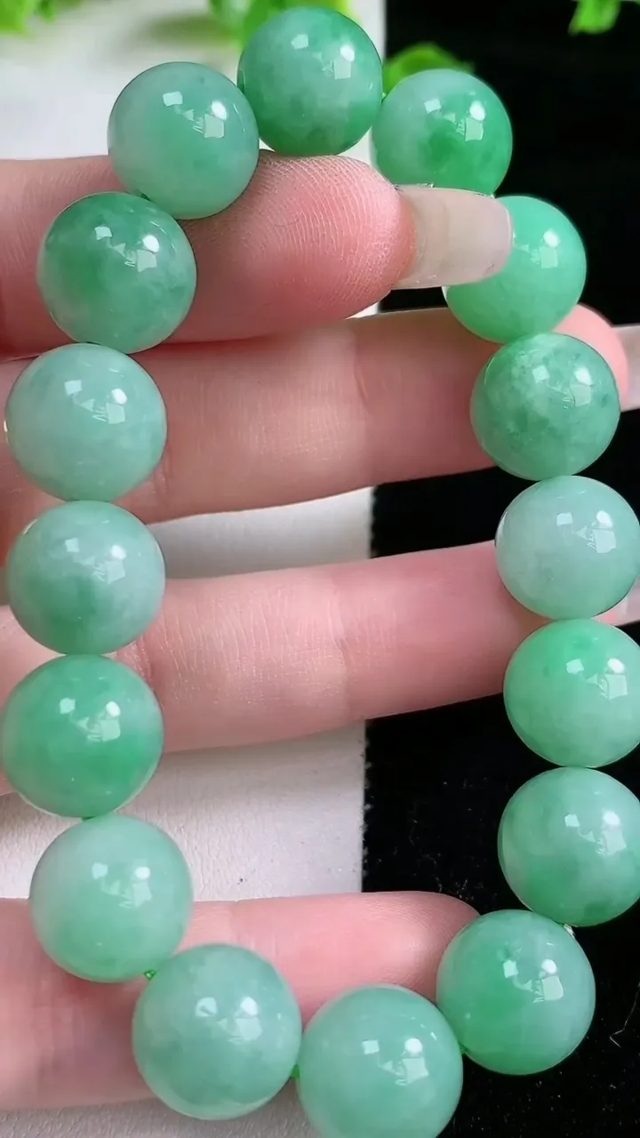 天然A货翡翠圆珠手串，尺寸12，重:46.80g1月20日
工厂直销收藏佳品,种好水足，色泽均匀，有