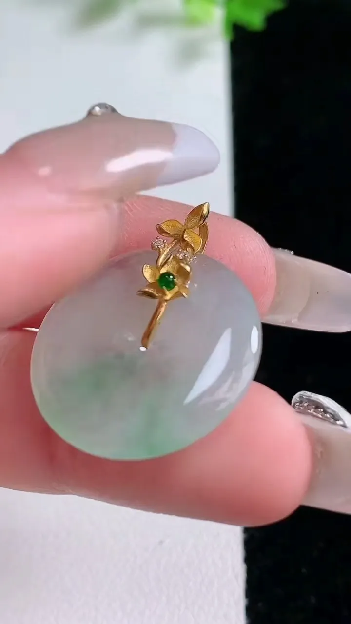 天然A货翡翠平安扣吊坠，尺寸21.7-3，重量:3.42g
1月20日