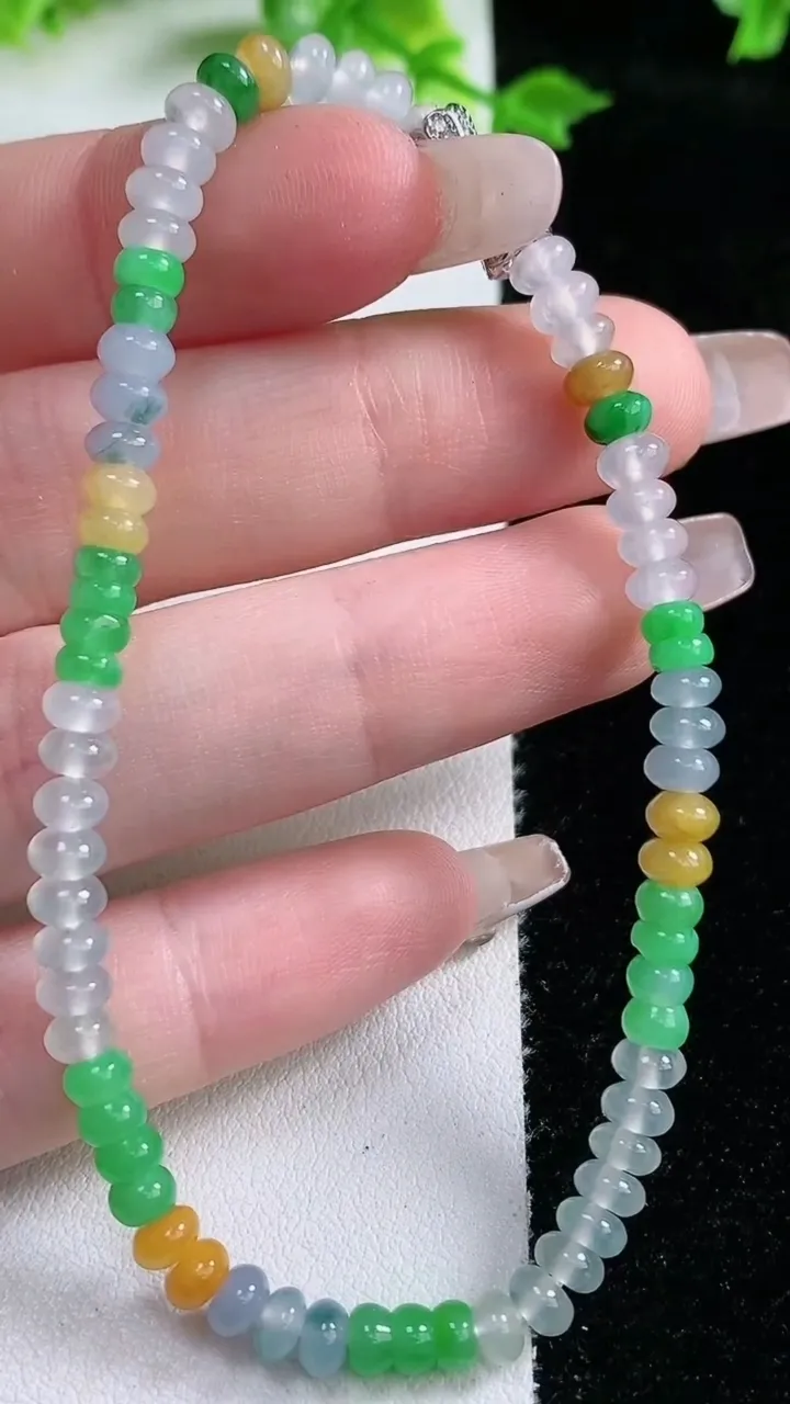 天然A货翡翠三彩算盘珠手串，尺寸4.2-2.9-68颗，重量:7.92g1月20日
工厂直销收藏佳品,种好水足，色泽均匀，有种有色，上手高大气！