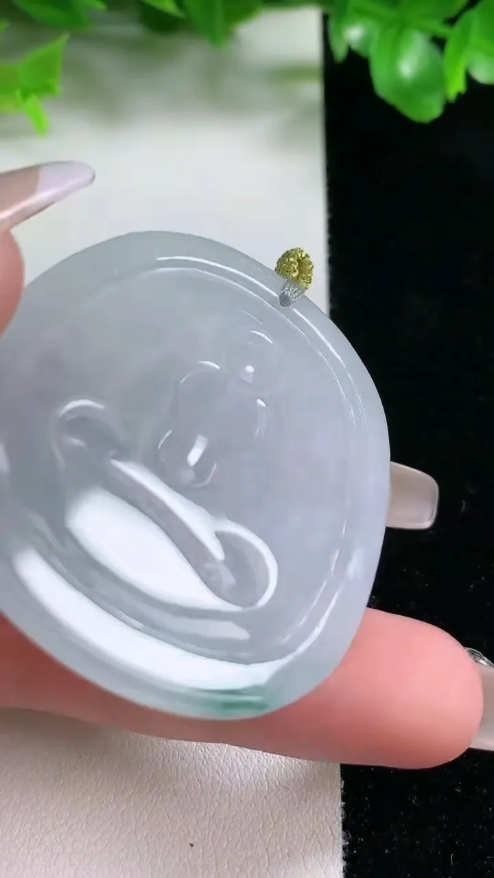 天然A货翡翠冰种飘花虚空藏菩萨吊坠，尺寸50.3-42.6-4.8，重量:24.64g
1月20日