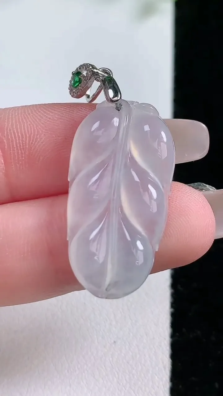 天然A货翡翠金枝玉叶 叶子吊坠，尺寸29.5-15.5-4，重:3.30g
1月20日