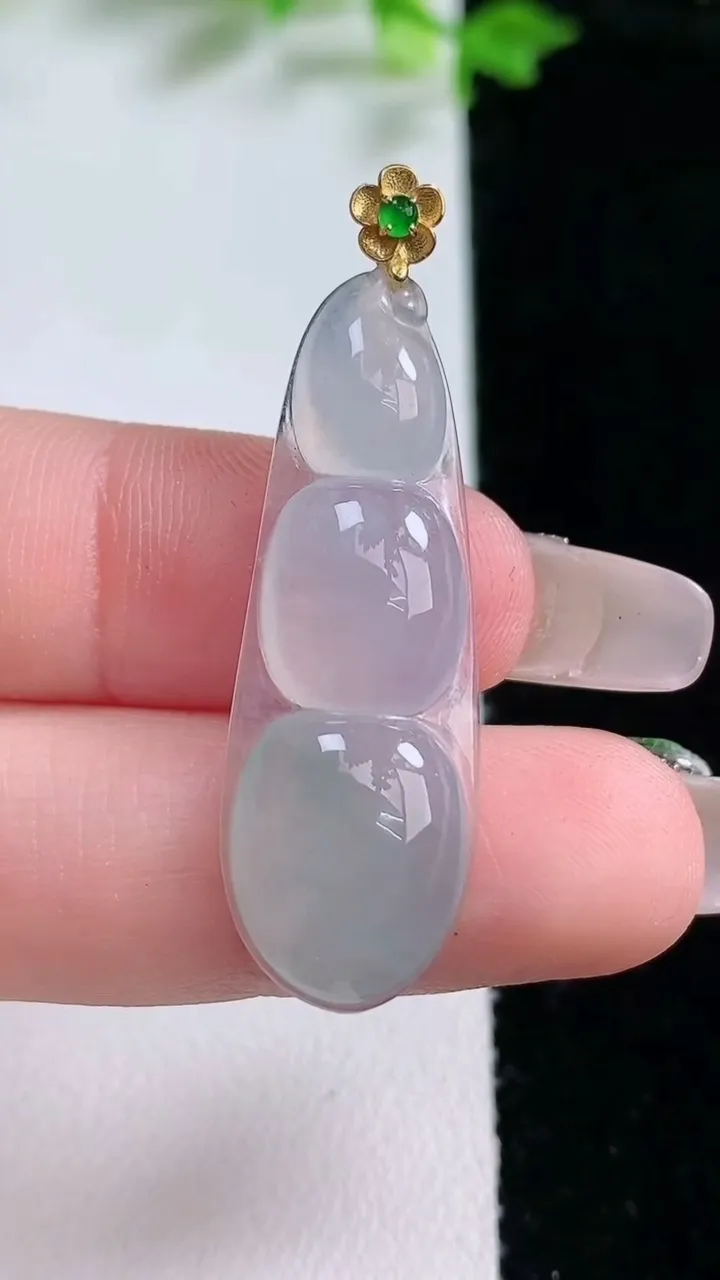 天然A货翡翠福豆吊坠，尺寸35.6-12.5-4.3，重量:3.40g
1月20日