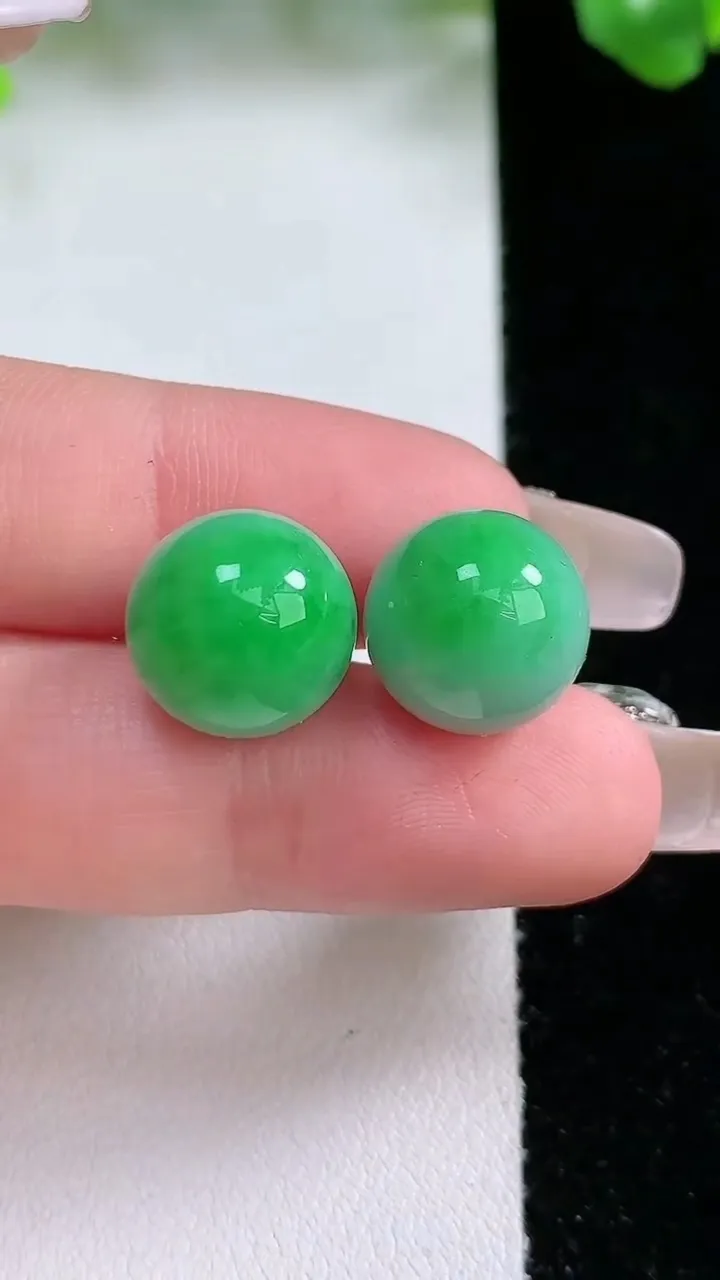 天然A货翡翠圆珠镶嵌件一对，尺寸12.6，重量:8.04g
1月20日