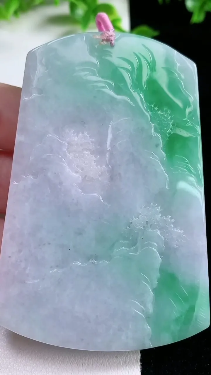 天然A货翡翠山水牌吊坠，尺寸75.3-50.2-9，重量:74.28g
1月20日