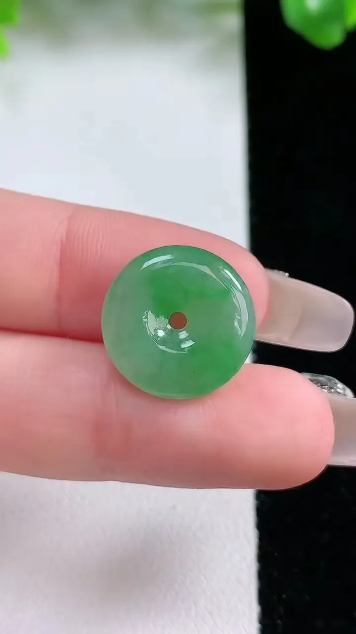 天然A货翡翠平安扣吊坠，尺寸16-3.3，重量:1.86g
1月20日