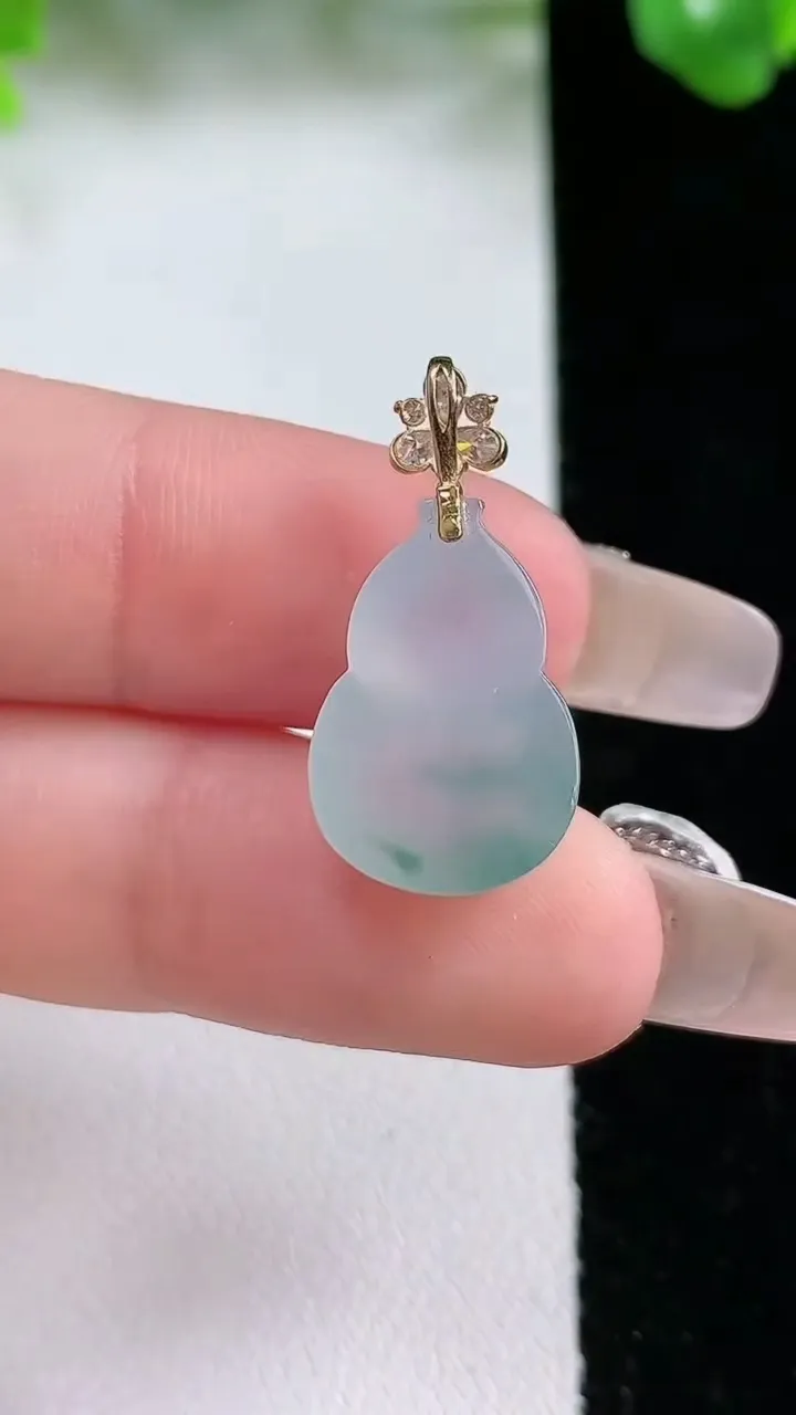 天然A货翡翠种飘花葫芦吊坠，尺寸17.7-11.8-6.7，重量:2.53g
1月20日