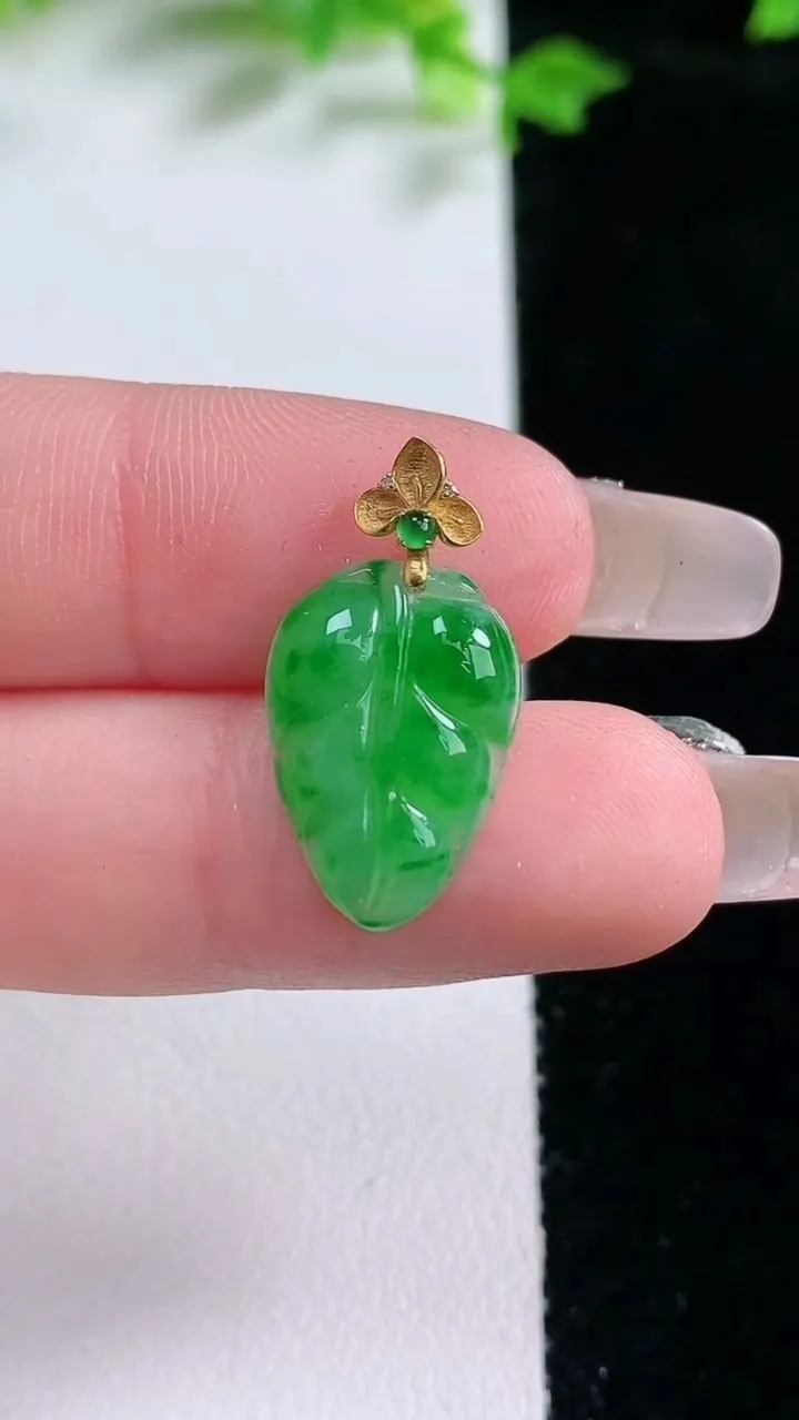 天然A货翡翠金枝玉叶 叶子吊坠，尺寸15.8-12-7.7，重量:1.13g
1月20日