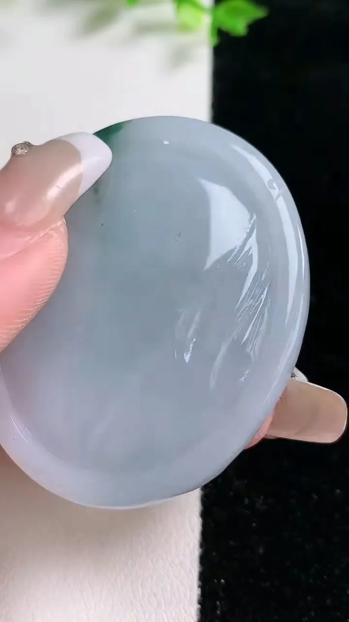 天然A货翡翠飘花虚空藏观音菩萨吊坠，尺寸49.6-42.3-9，重:35.41g
1月20日