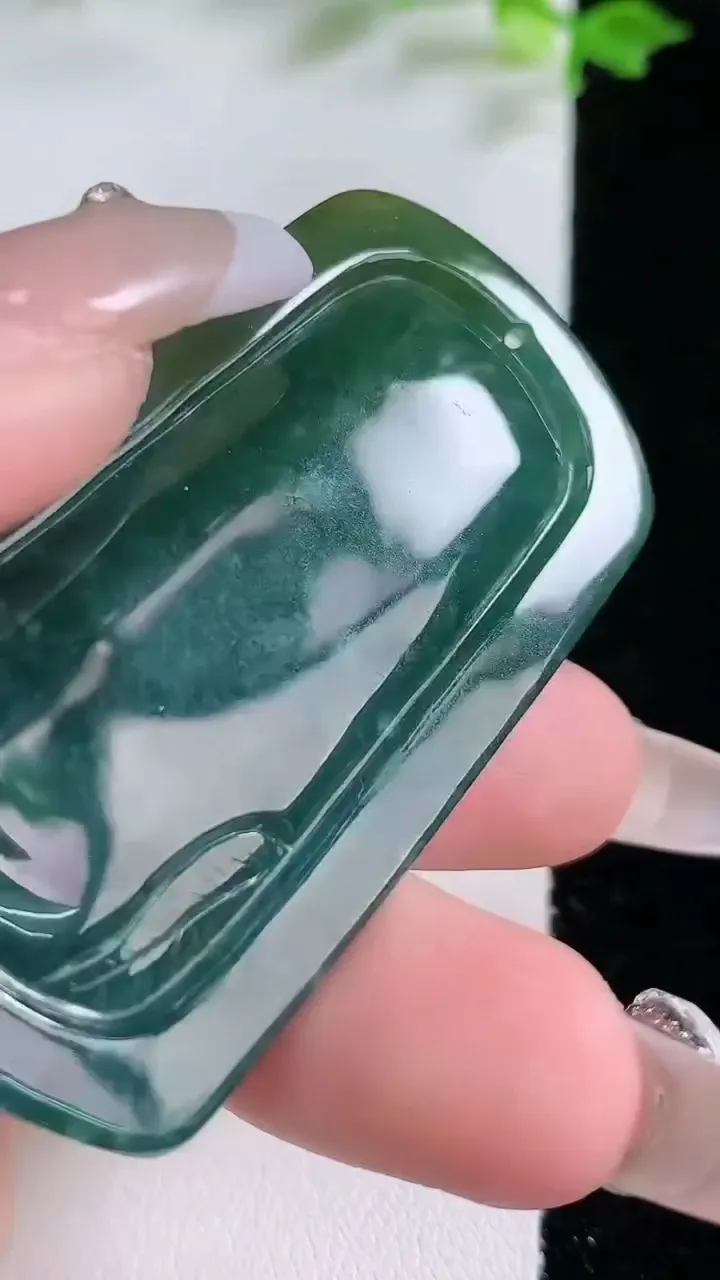 天然A货翡翠梅花鹿吊坠，尺寸57-31.5-8.6，重:25.09g
1月20日