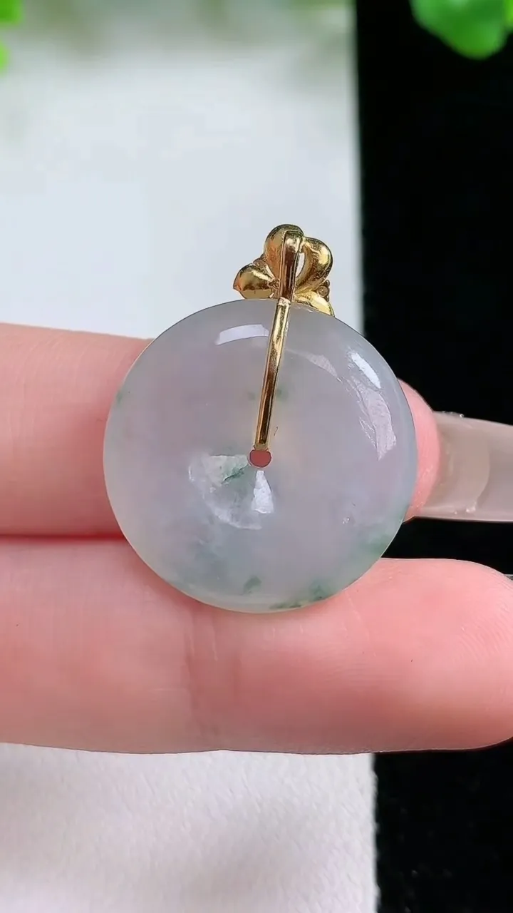 天然A货翡翠种飘花平安扣吊坠，尺寸21.4-5.5，重量:5.42g
1月20日