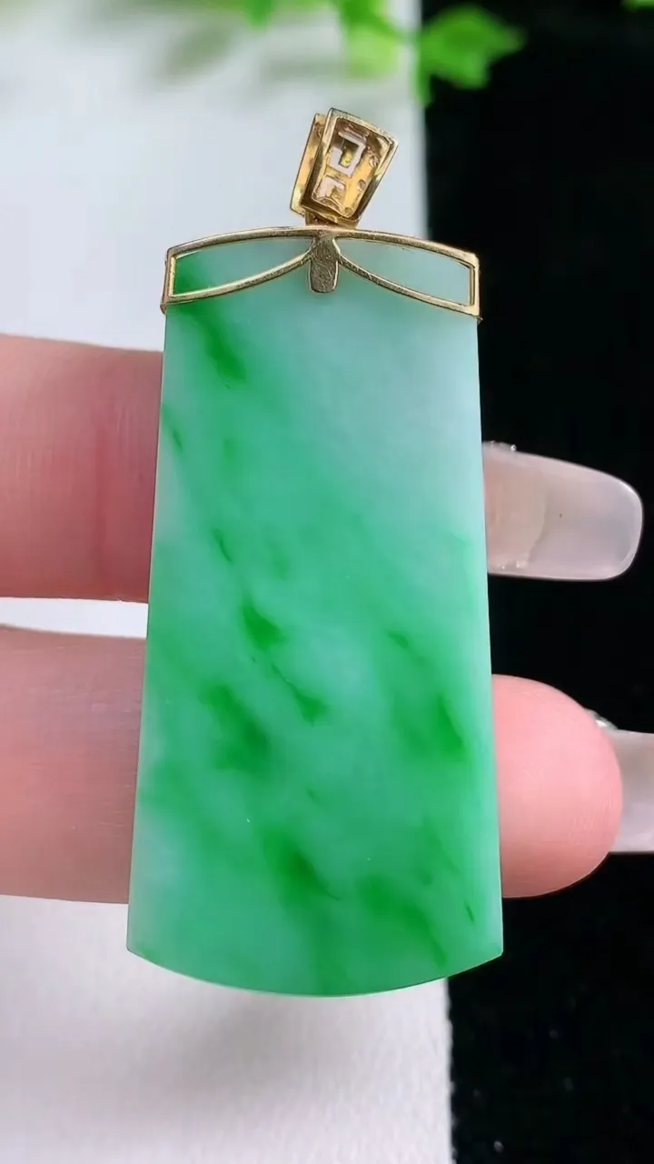 天然A货翡翠无事牌吊坠，尺寸42.2-20-3.8，重量:10.92g
1月20日