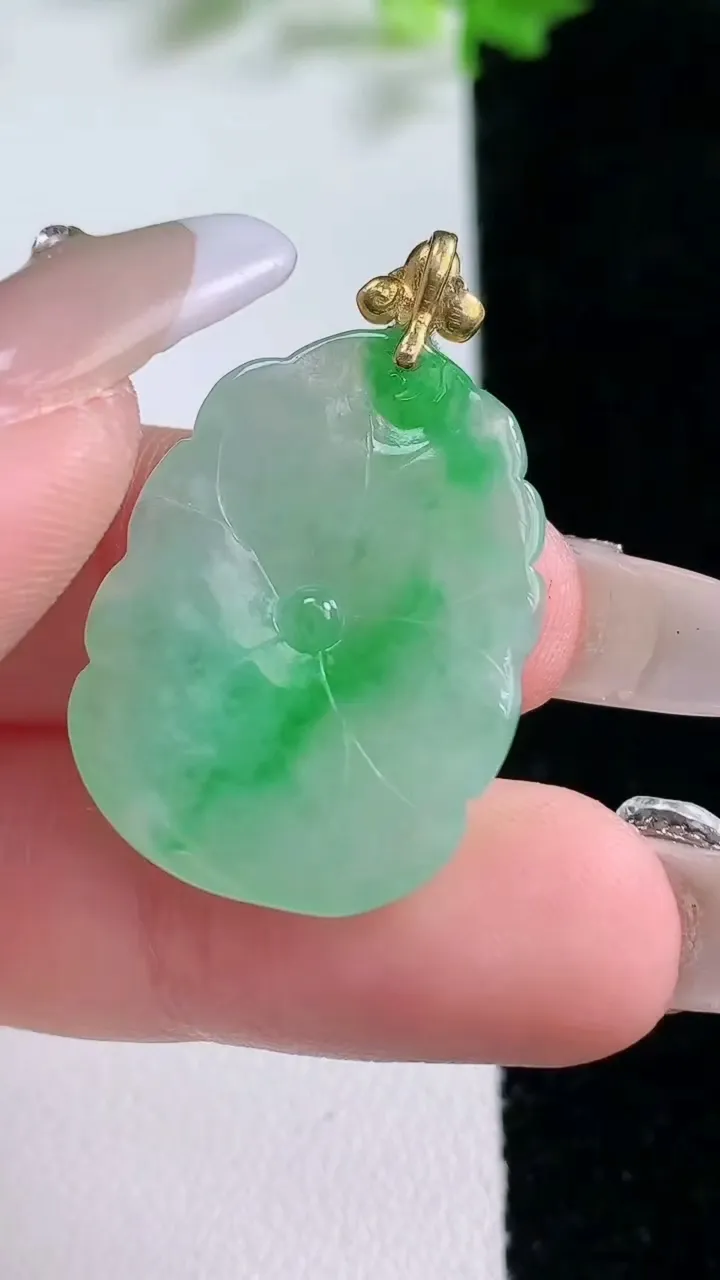 天然A货翡翠荷叶吊坠，尺寸27-19-4.7，重量:4.64g
1月20日