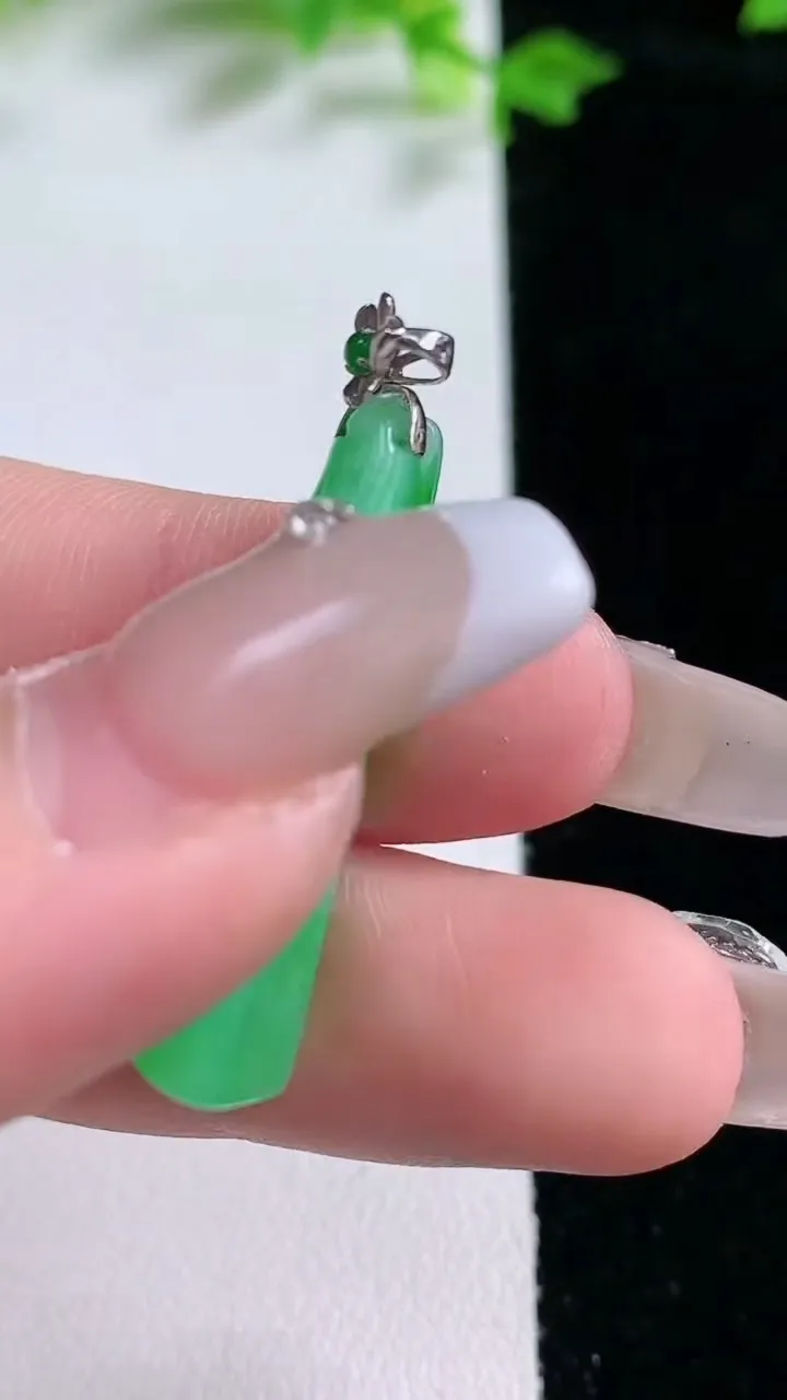 天然A货翡翠节节高升 竹节吊坠，尺寸31.2-11-5.5，重量:3.78g
1月20日