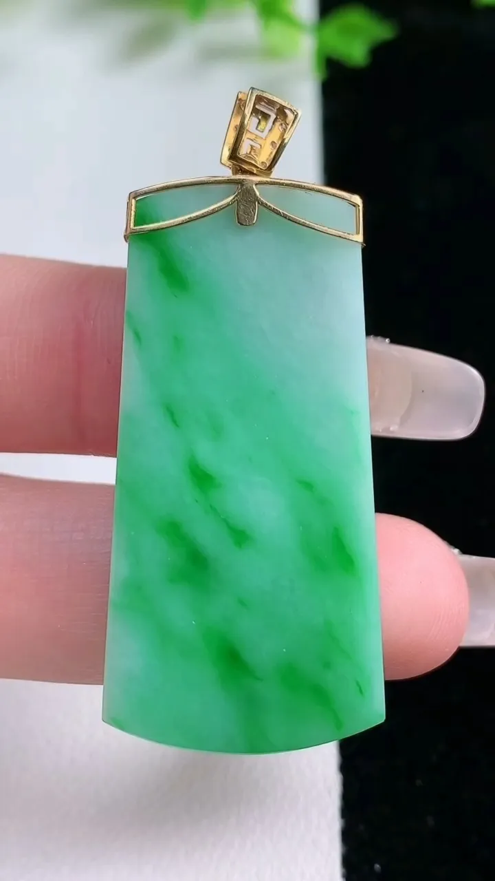 天然A货翡翠无事牌吊坠，尺寸42.2-20-3.8，重量:10.92g
1月20日