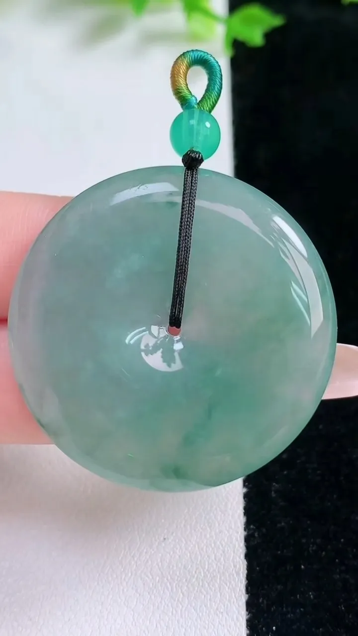 天然A货翡翠冰种飘花平安扣吊坠，尺寸37.4-5.6，重量:16.79g
1月20日