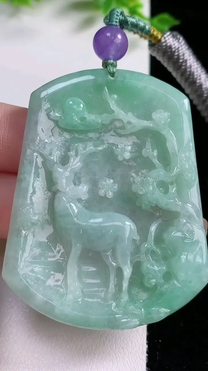 天然A货翡翠梅花鹿吊坠，尺寸58.6-45.6-6，重:27.60g
1月20日