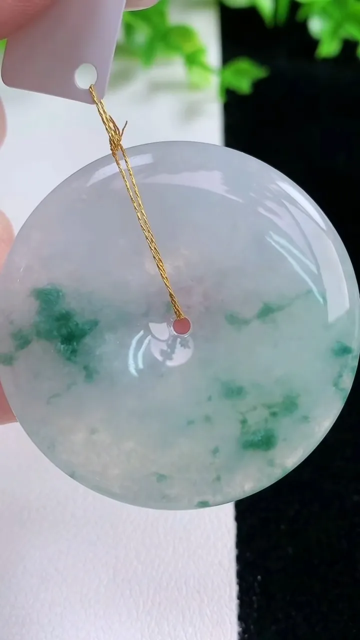 天然A货翡翠冰种飘花平安扣吊坠，尺寸44-5.5，重量:23.69g
1月20日