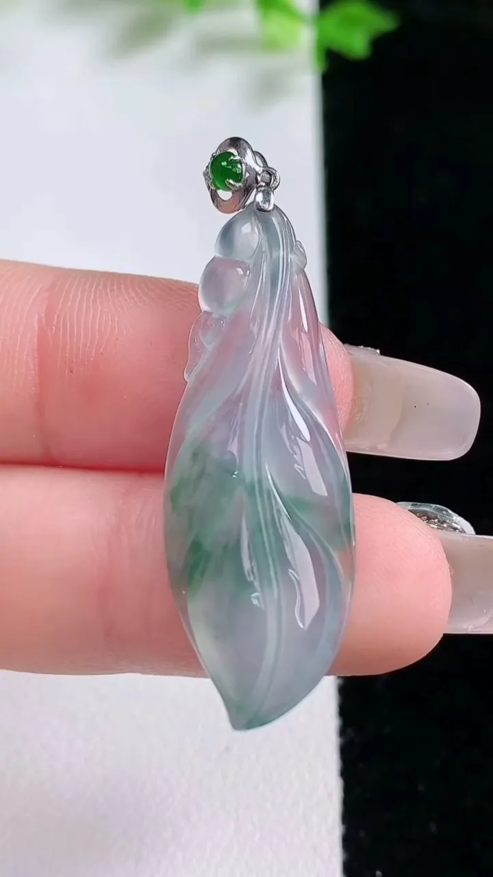 天然A货翡翠种飘花金枝玉叶 叶子吊坠，尺寸37.6-13.3-5.4，重量:3.79g
1月20日