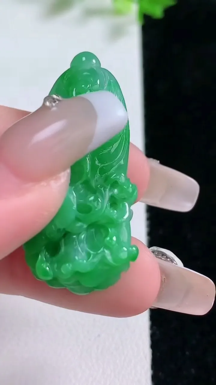 天然A货翡翠白菜吊坠，尺寸38.8-18-10，重量:9.60g
1月20日