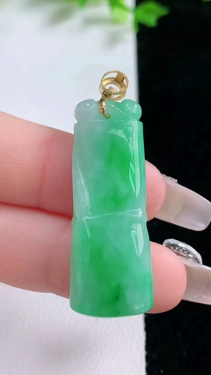 天然A货翡翠节节高升 竹节吊坠，尺寸36.6-12.2-4.7，重量:7.11g
1月20日