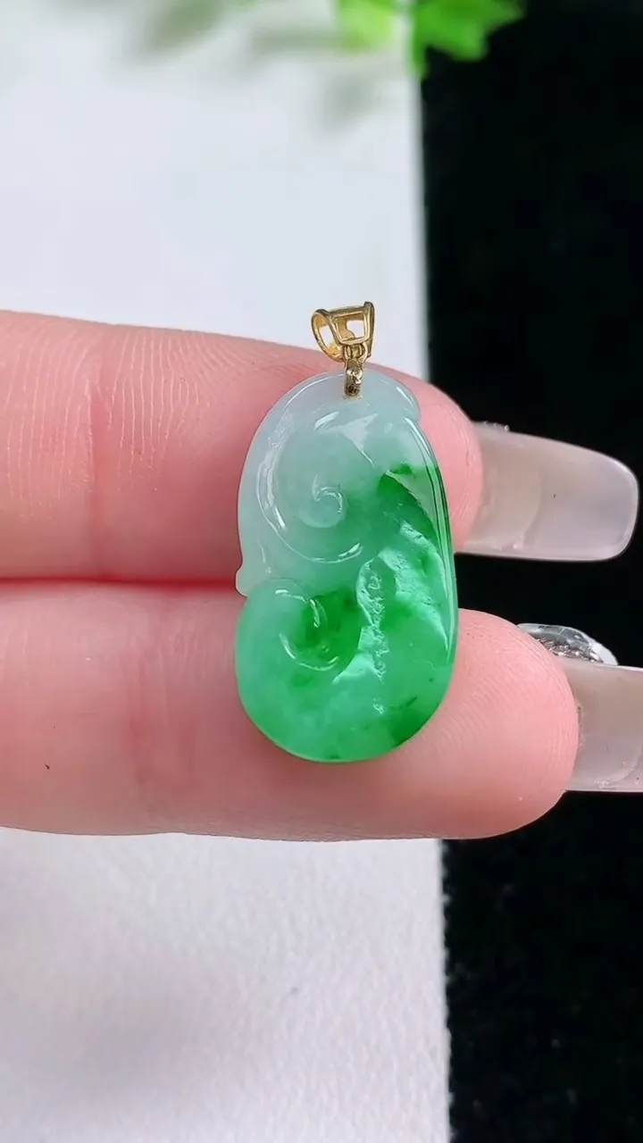 天然A货翡翠如意吊坠，尺寸21.4-12-4.6，重量:2.51g
1月20日